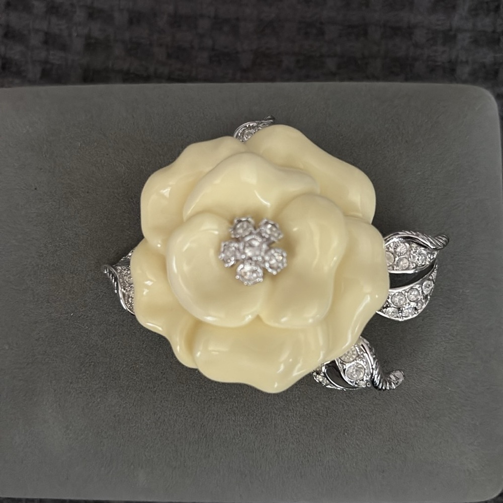Nolan Miller Lara Brooch - The Glamour Collection